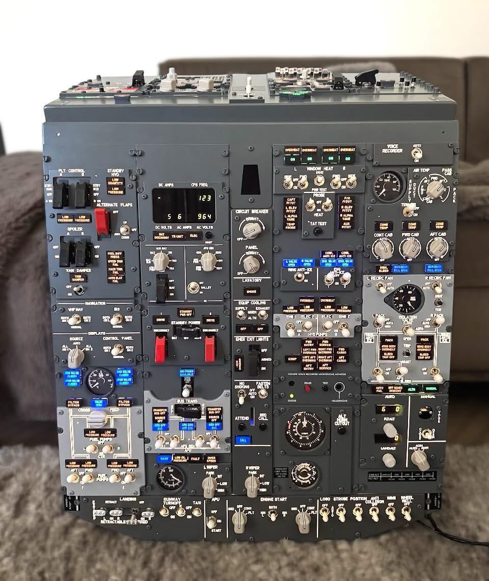 photo_2025-12-03_14-46-36 B737 max overhead